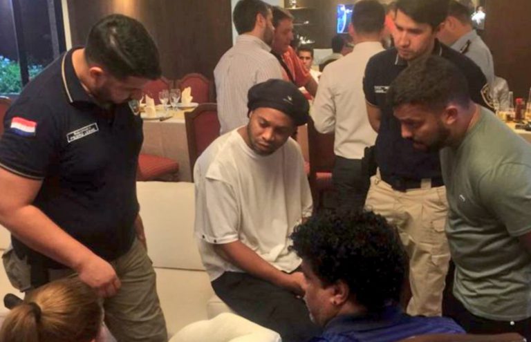 Ronaldinho, detenido en Paraguay por viajar con pasaporte falso