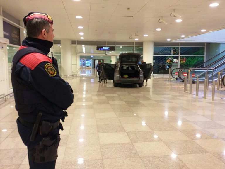 Detenidos dos jóvenes tras irrumpir con su coche en El Prat al grito de «Alá es grande»
