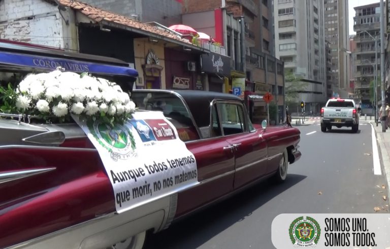 Un coche fúnebre recorre Colombia para concienciar a la población sobre la cuarentena: «No queremos que usted sea el próximo»