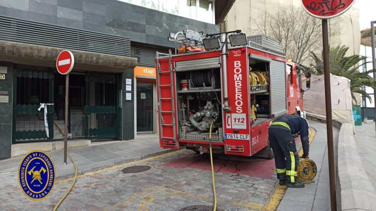La acumulación de papel higiénico aviva un incendio en una vivienda de Granada
