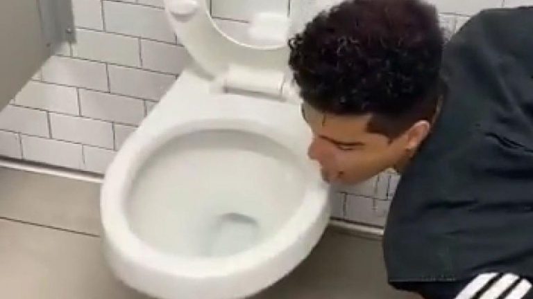 Un joven lame un retrete por el ‘reto del coronavirus’ y acaba contagiado