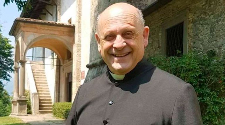 Un sacerdote con coronavirus muere tras renunciar a un respirador y cedérselo a otro paciente