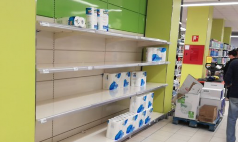 Una mujer da a luz en el pasillo de un supermercado mientras compra papel higiénico