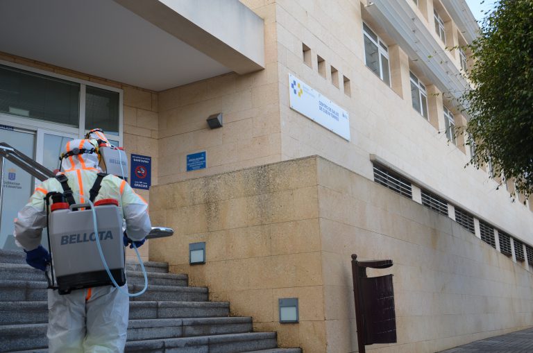 El Ayuntamiento intensifica el dispositivo de limpieza para la contención del COVID-19 con la incorporación de mochilas fumigadoras