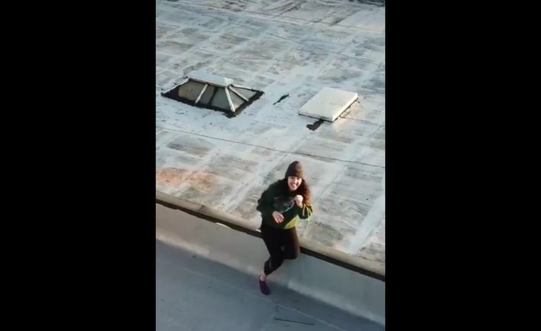 Le manda a su vecina su número de teléfono con la ayuda de un dron: «Para una belleza en cuarentena»