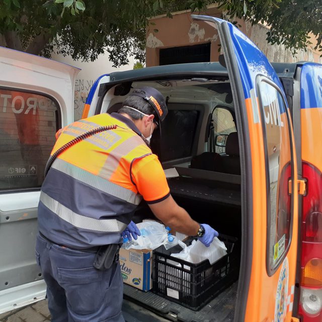 Protección Civil reparte menús a mayores en situación vulnerable1