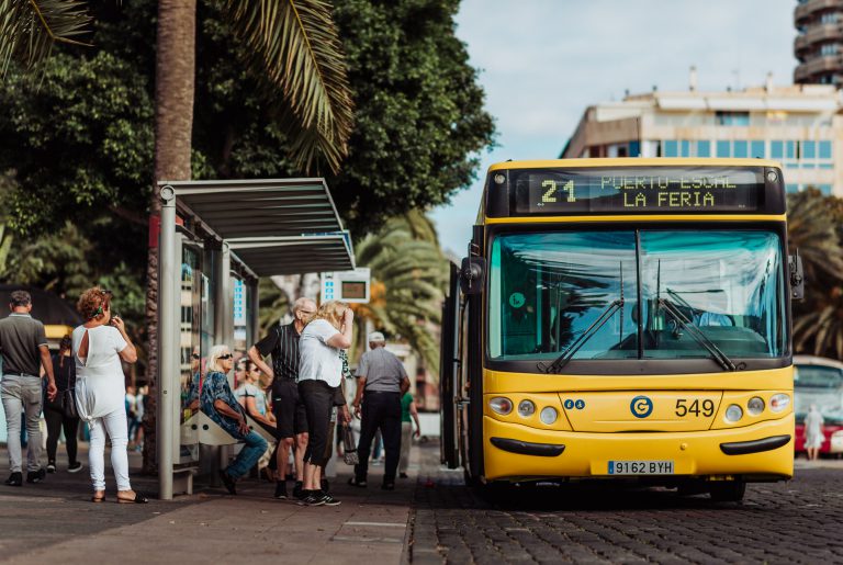Guaguas Municipales establece que los viajeros accedan a bordo de los vehículos únicamente por la puerta central