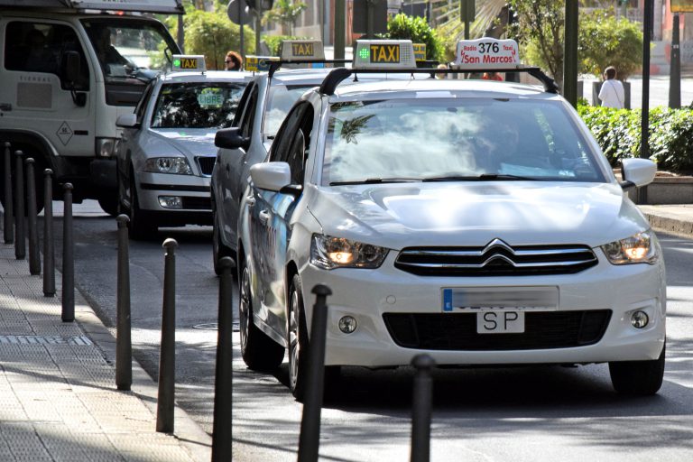 Taxi grande Madrid aeropuerto: precios de traslados privados para 5, 6, 7 y 8 plazas con amplio maletero