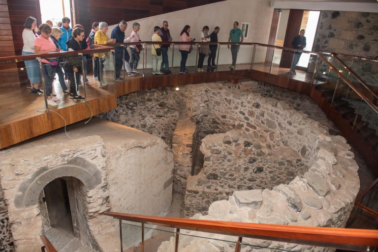 Un torreón sepultado en el Castillo de Mata y que se creía perdido, curiosidad que llamó la atención en la visita guiada del Cabildo