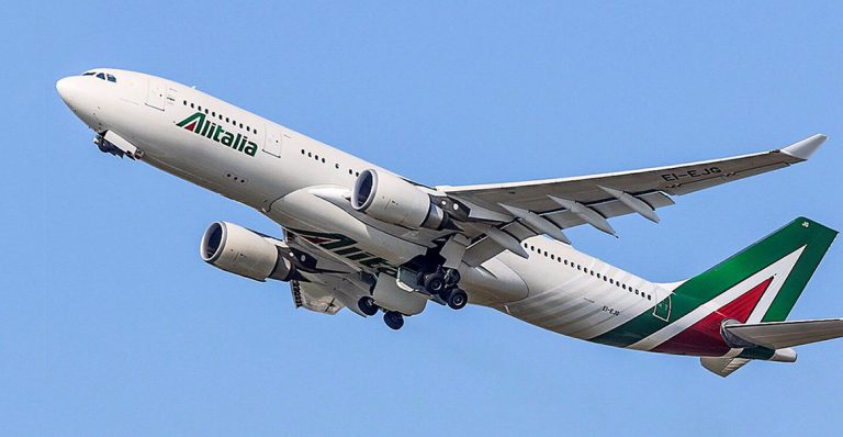 El Gobierno suspende los viajes del Imserso y todos los vuelos de Italia a España para evitar el coronavirus