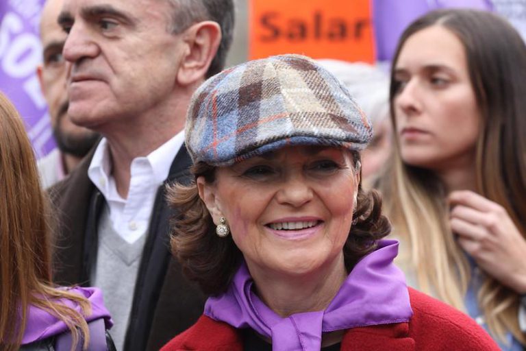 Carmen Calvo recibe el alta y seguirá con el tratamiento en casa
