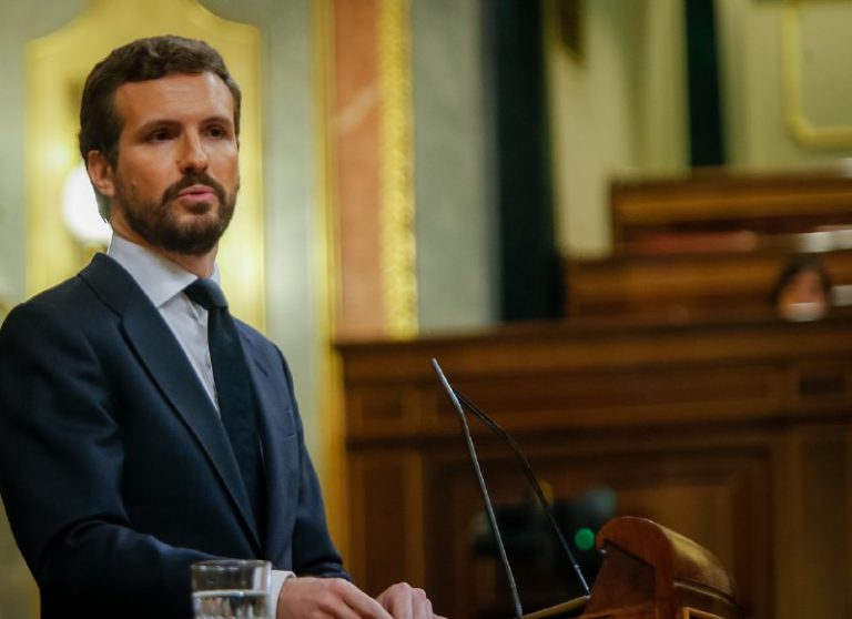 El PP acusa a Sánchez de abandonar «a su suerte» a los sanitarios y Vox reclama su dimisión