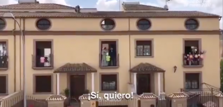 ‘Coronaboda’: se casan desde el balcón de su casa de Córdoba para no romper el confinamiento