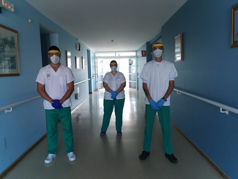 Las primeras viseras 3D de protección contra el coronavirus hechas en Gáldar llegan a la Residencia de Mayores de Barrial