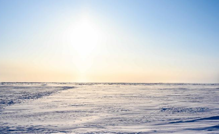 La impresionante imagen de un submarino nuclear emergiendo y rompiendo la capa de hielo en el Ártico