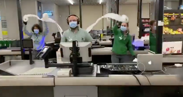 Los trabajadores de un Mercadona convierten la tienda en una disco para dar fuerza ante el coronavirus
