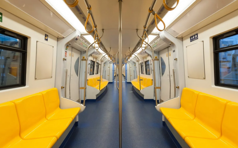 Un grupo de jóvenes irrumpe en la cabina del conductor del metro en pleno trayecto