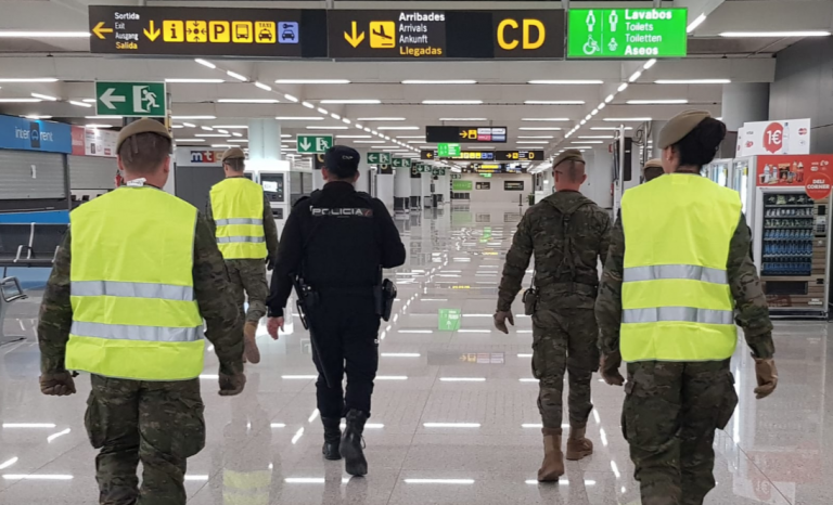 Un concejal de la CUP anima a «toser en la cara» a los militares para que «se marchen»