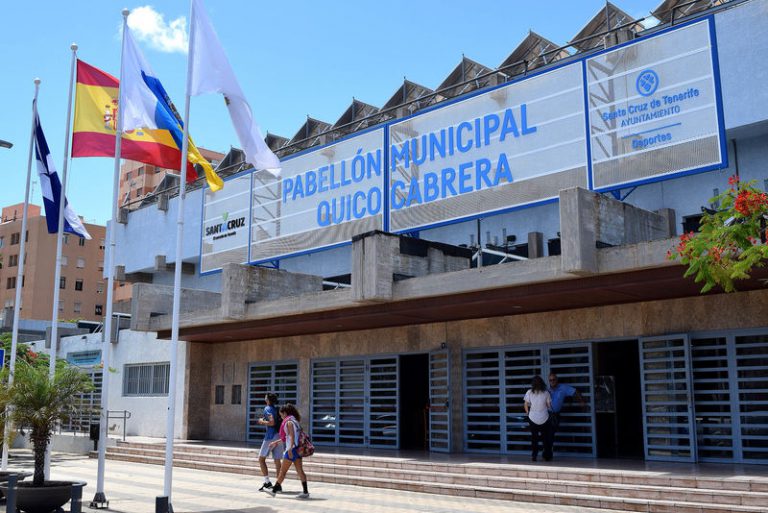 Santa Cruz de Tenerife abre un nuevo recurso para personas sin hogar en el pabellón deportivo Quico Cabrera
