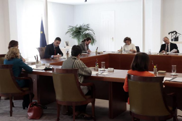 Así justifica Sanidad que Sánchez e Iglesias no estén en cuarentena pese al positivo en coronavirus de sus parejas