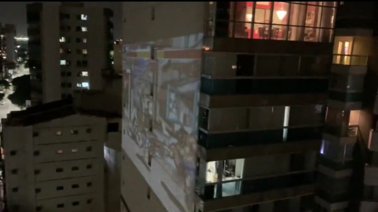 Los vecinos proyectan un videojuego sobre la fachada de un edificio y juegan al ‘Street Fighter 2’