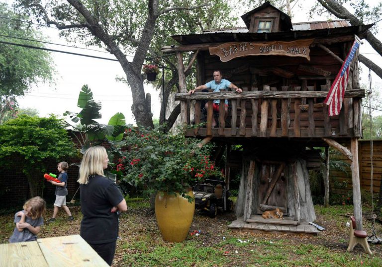Un médico se muda a vivir a la casa del árbol de sus hijos para proteger a su familia del coronavirus