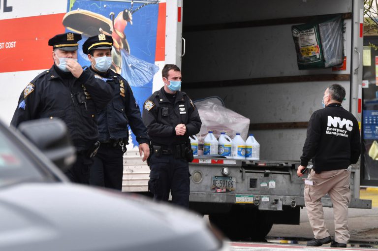 Encuentran decenas de cadáveres en descomposición en varios camiones aparcados en una calle de Nueva York