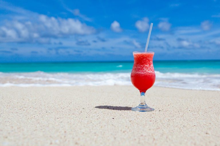 Una familia recrea una playa en su casa en pleno confinamiento