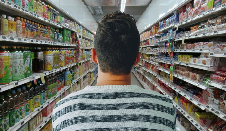 Un político pide que los hombres hagan la compra durante la pandemia porque las mujeres tardan más