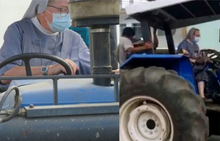 Una moja desinfecta de coronavirus las calles de su pueblo a bordo de un tractor