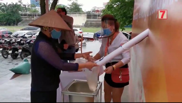 Instalan «cajeros automáticos» de arroz para que los vietnamitas se puedan abastecer gratis durante la crisis del coronavirus