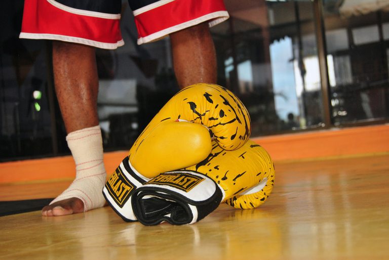 Un boxeador se noquea a sí mismo mientras enseña a golpear a los internautas confinados