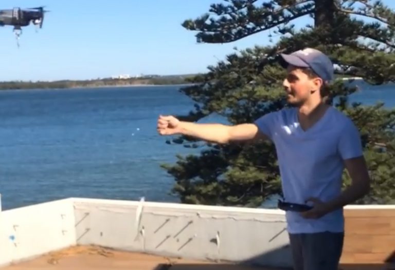 Utiliza un dron para pescar en el mar desde la terraza de su casa… y lo consigue