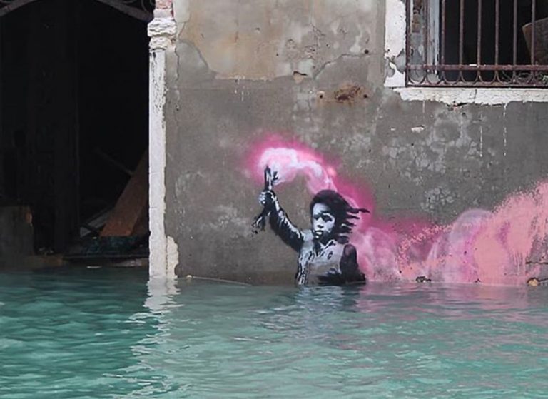 Bansky pinta una nueva obra en su cuarto de baño durante el confinamiento: «Mi mujer odia cuando trabajo en casa»