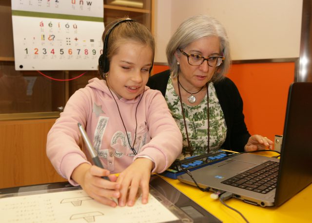 Alumna Del Cre Junto A Su Profesora