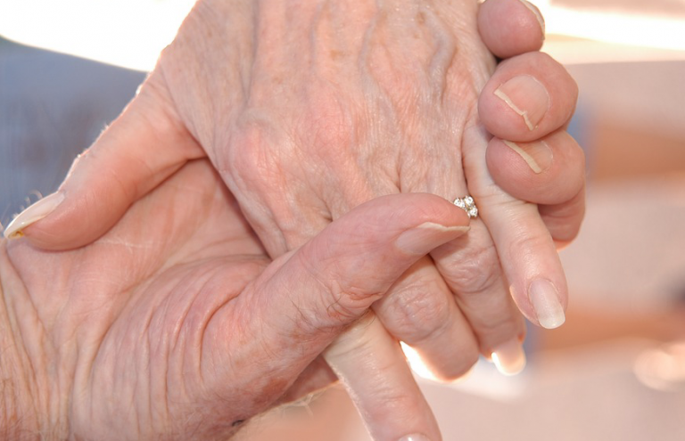 Una pareja casada durante más de 50 años fallece con escasos minutos de diferencia por coronavirus