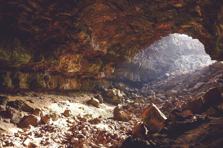Descubren a seis turistas confinados y escondidos en una cueva de la India