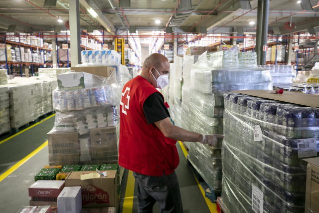 HiperDino dona 12 toneladas de alimentos a Cruz Roja Las Palmas