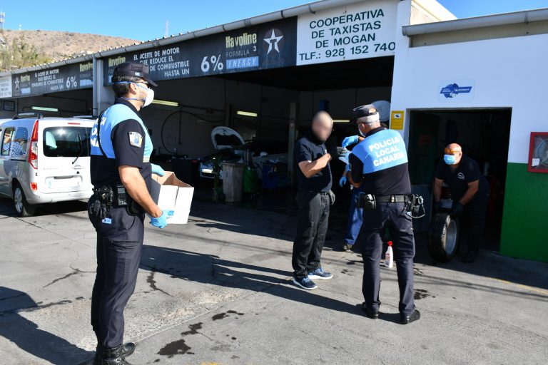 La Policía Local de Mogán reparte mascarillas por el municipio y a los usuarios de transporte público