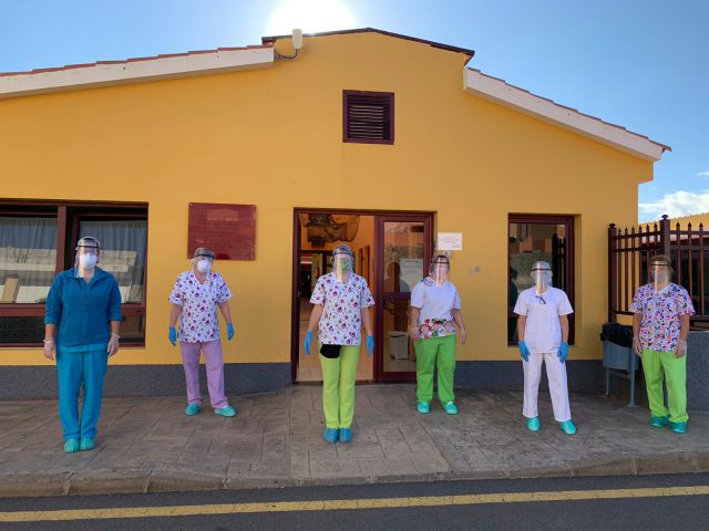 Trabajadores de la Residencia de Tarazona con las pantallas protectoras recibidas hoy en la puerta del centro