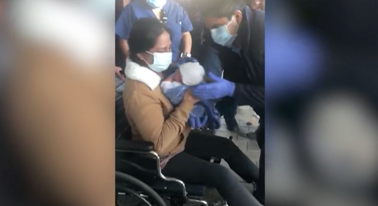 Una madre con coronavirus, que dio a luz en coma, conoce a su bebé tras 11 días