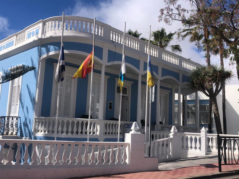 Ondean las banderas a media asta en San Miguel y se invita a guardar un minuto de silencio desde casa