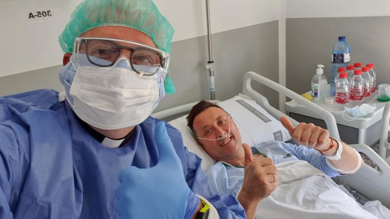 Un sacerdote le graba a un enfermo de coronavirus el funeral de su padre en Valencia
