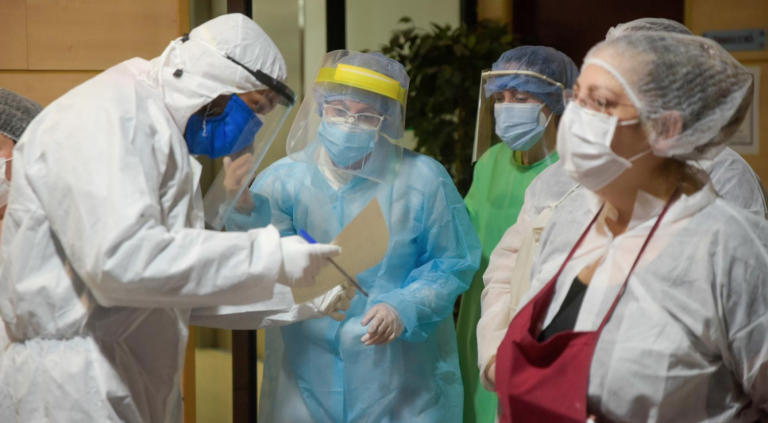 El 10% de los sanitarios y trabajadores asistenciales han tenido el coronavirus, el doble que el resto de españoles