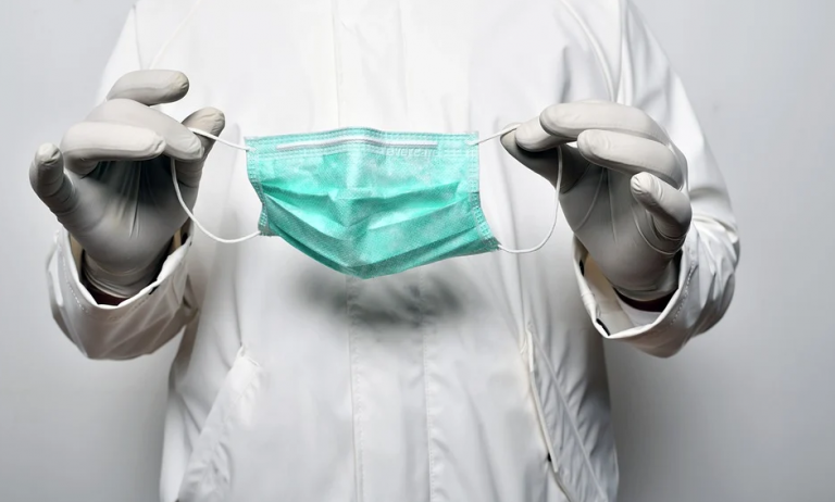 Cuidado con las mascarillas: lo que nunca debes hacer cuando la lleves puesta