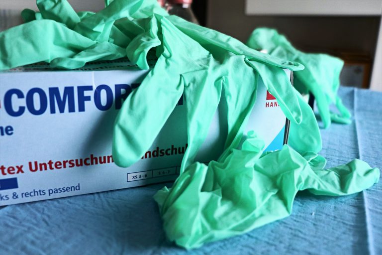 Sanidad recomienda tener «mucho cuidado» con el uso de guantes