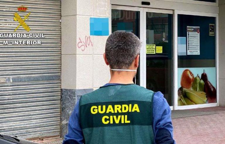 Mata a su padre de 30 puñaladas y se va a tomar café a la casa de su novia en Tenerife