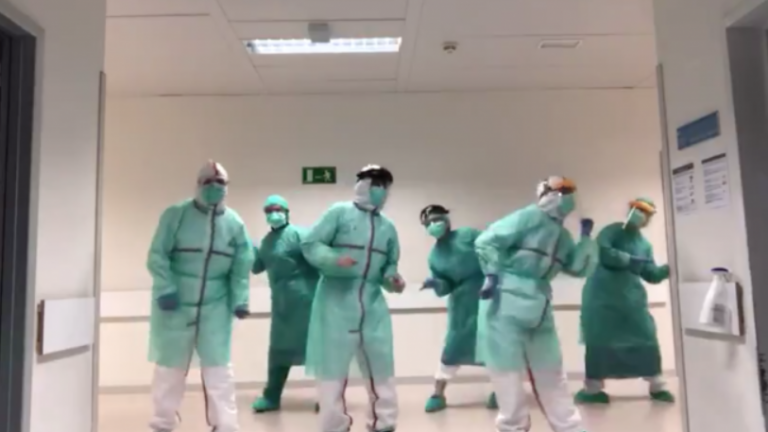 Un grupo de médicos baila al ritmo de Beyonce por los pasillos de un hospital para animar a los pacientes