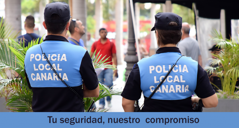 Una mujer multada por una infracción de tráfico sustrae dos cascos policiales 