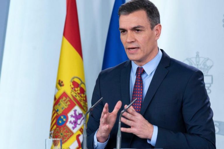 Sánchez firma en La Moncloa el acuerdo que prorroga los ERTE